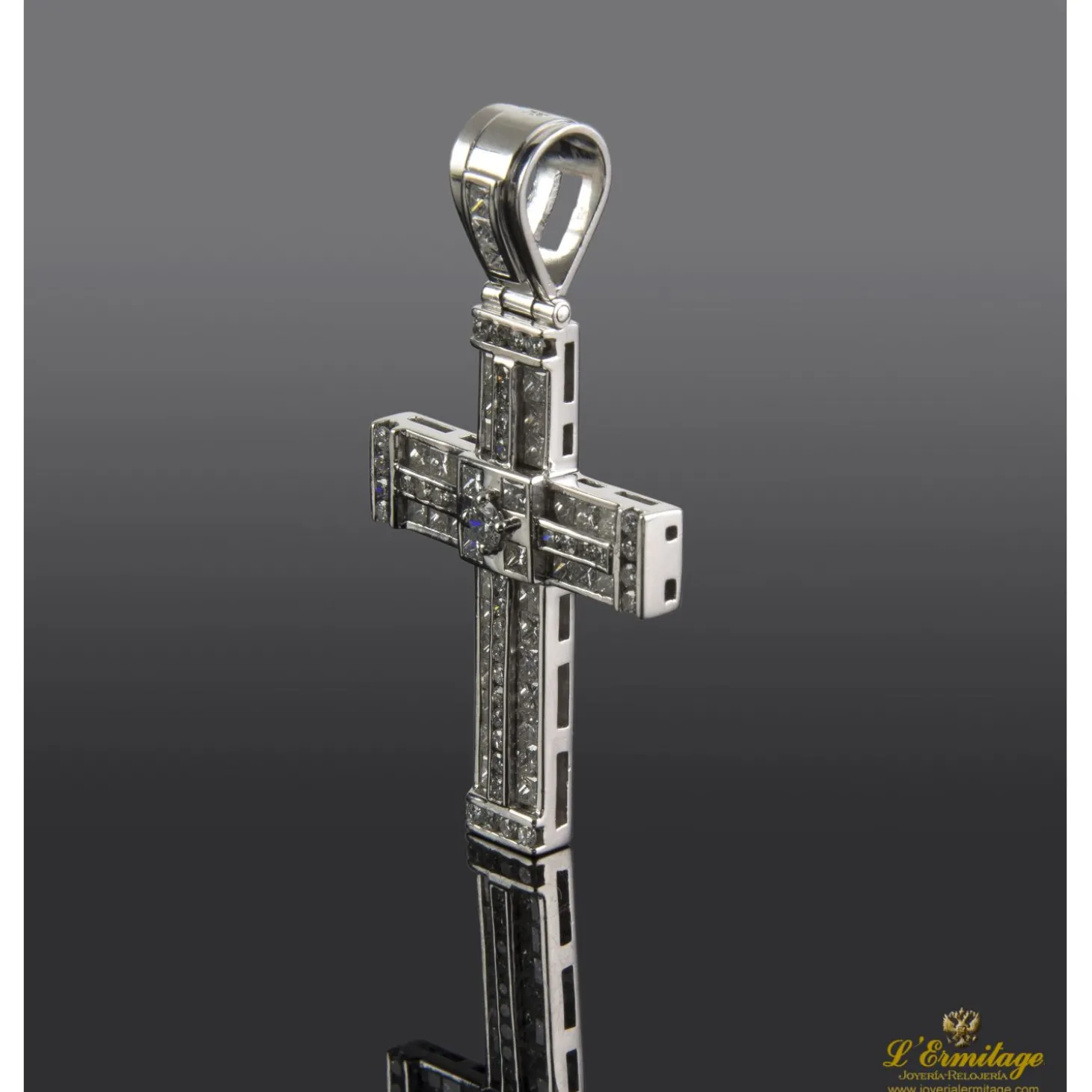 CRUCES Cruz calada oro blanco y diamantes. 40Mm largo x 30mm ancho.