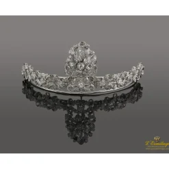 DIADEMAS Diadema realizada en oro blanco con diamantes naturales.