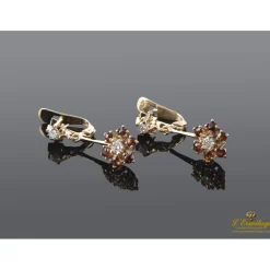 PENDIENTES Pendeintes en oro amarillo con granates y brillantes.