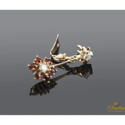 PENDIENTES Pendeintes en oro amarillo con granates y brillantes.