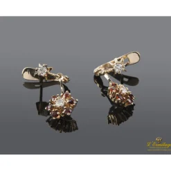 PENDIENTES Pendeintes en oro amarillo con granates y brillantes.