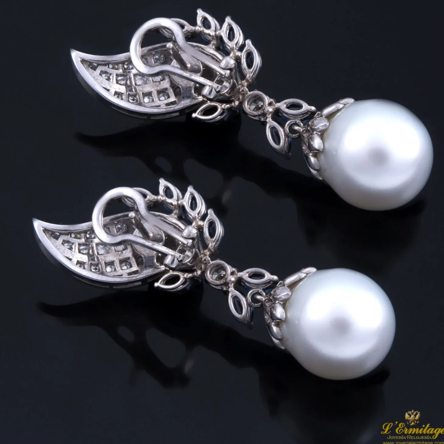 PENDIENTES Pendiente colgantes oro blanco zafiros diamantes y perlas australianas.
