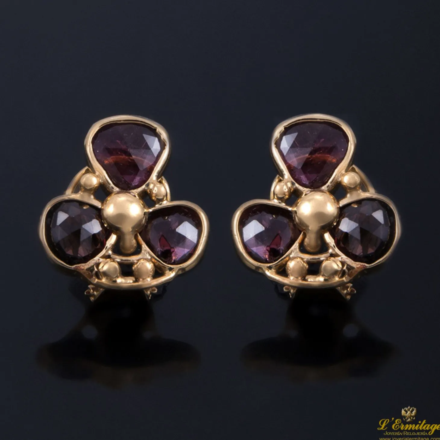 PENDIENTES Pendientes antiguos flor en oro amarillo con piedras de color.