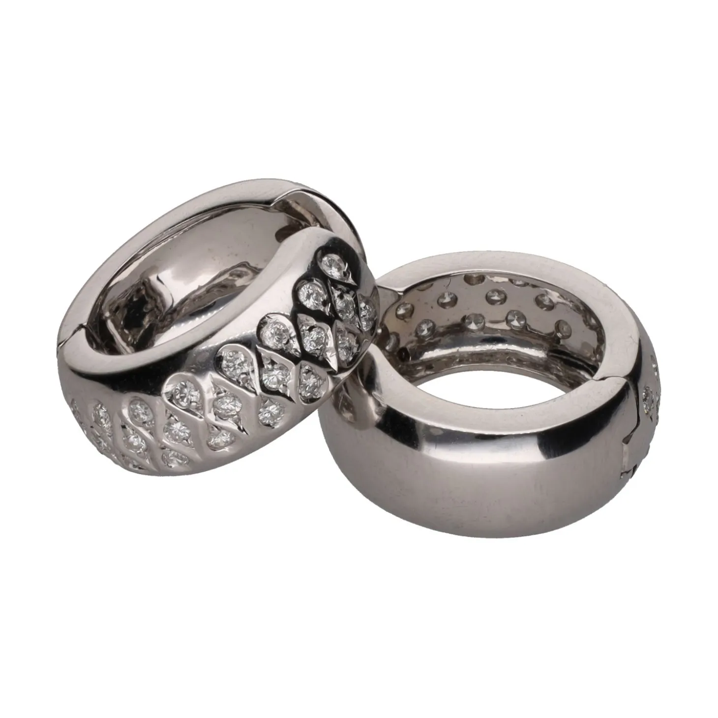 PENDIENTES Pendientes argolla ancha en oro blanco con brillantes.