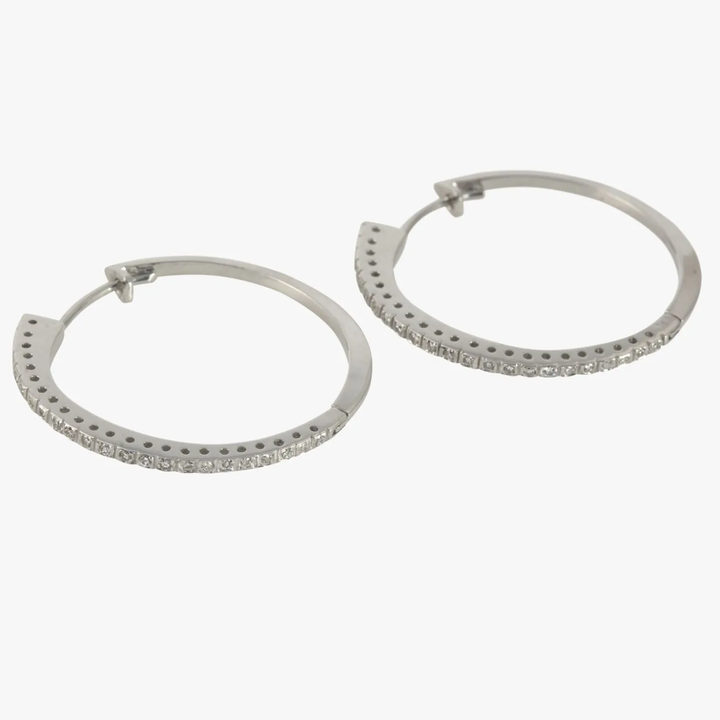 PENDIENTES Pendientes argollas oro blanco 14k con diamantes.
