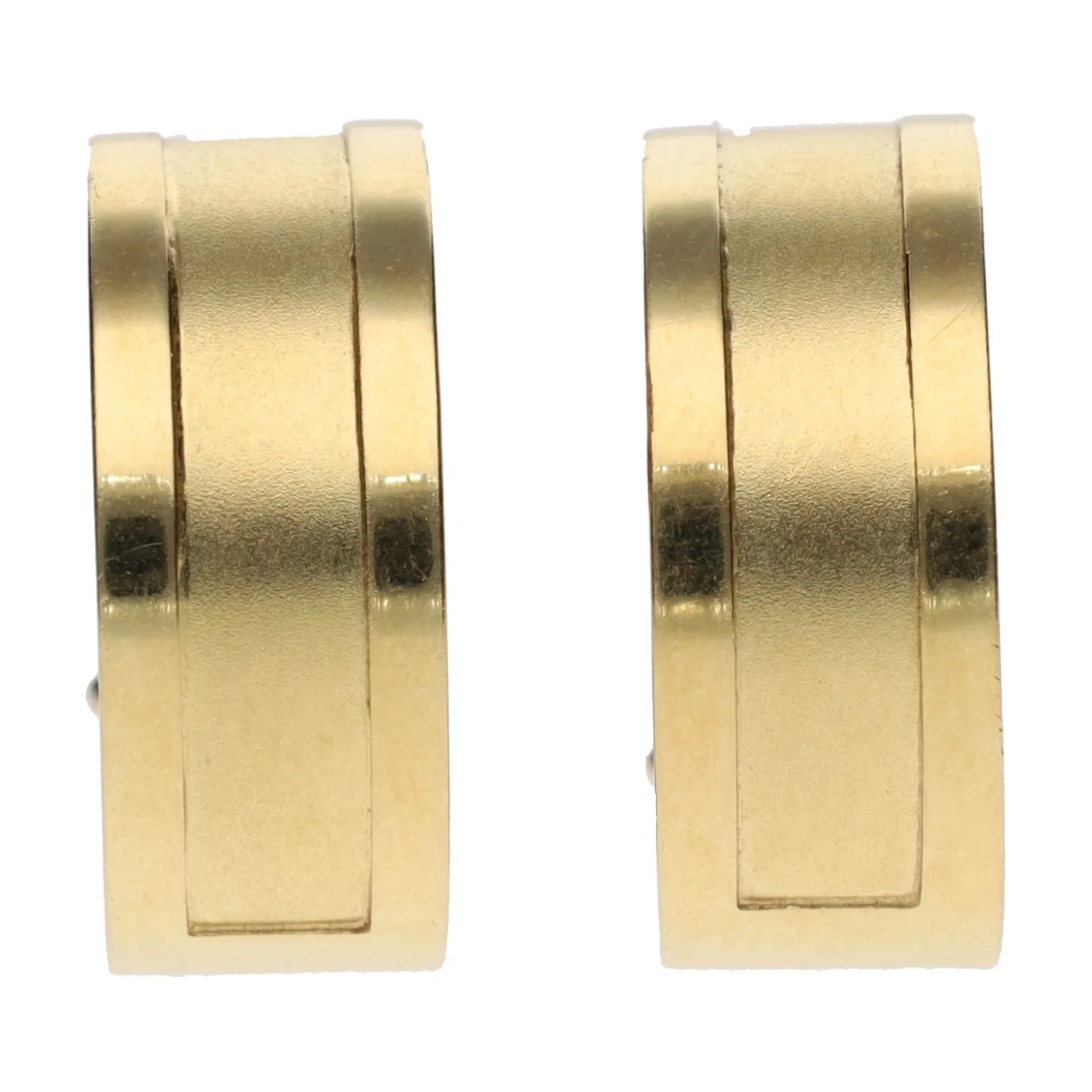 PENDIENTES Pendientes argollas en oro amarillo con cierre omega.