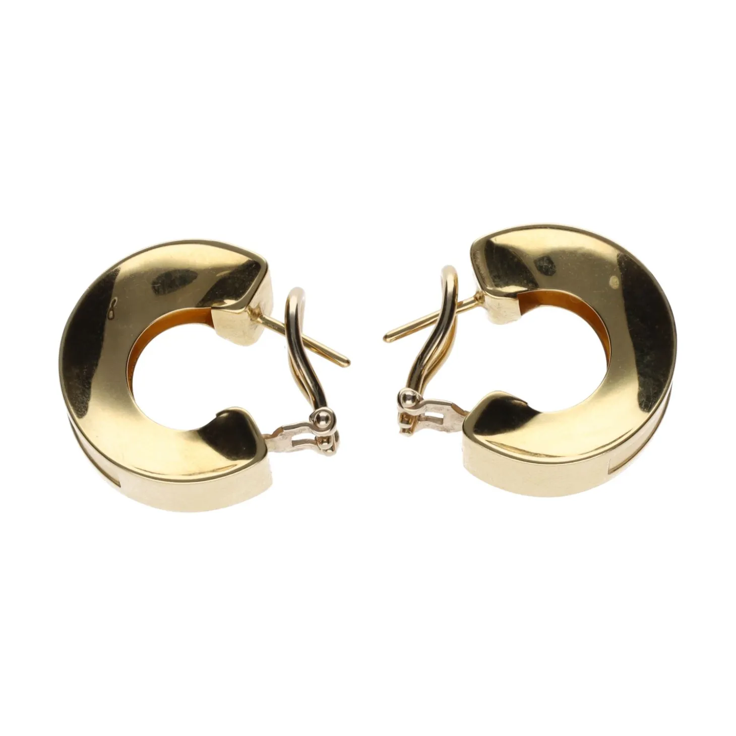 PENDIENTES Pendientes argollas en oro amarillo con cierre omega.
