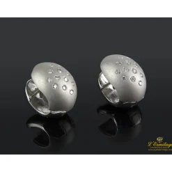 PENDIENTES Pendientes bombe realizado en oro blanco con pulido a mate y brillo. Presenta brillantes.