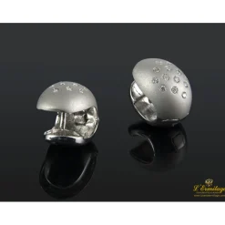 PENDIENTES Pendientes bombe realizado en oro blanco con pulido a  mate y brillo. Presenta  brillantes.