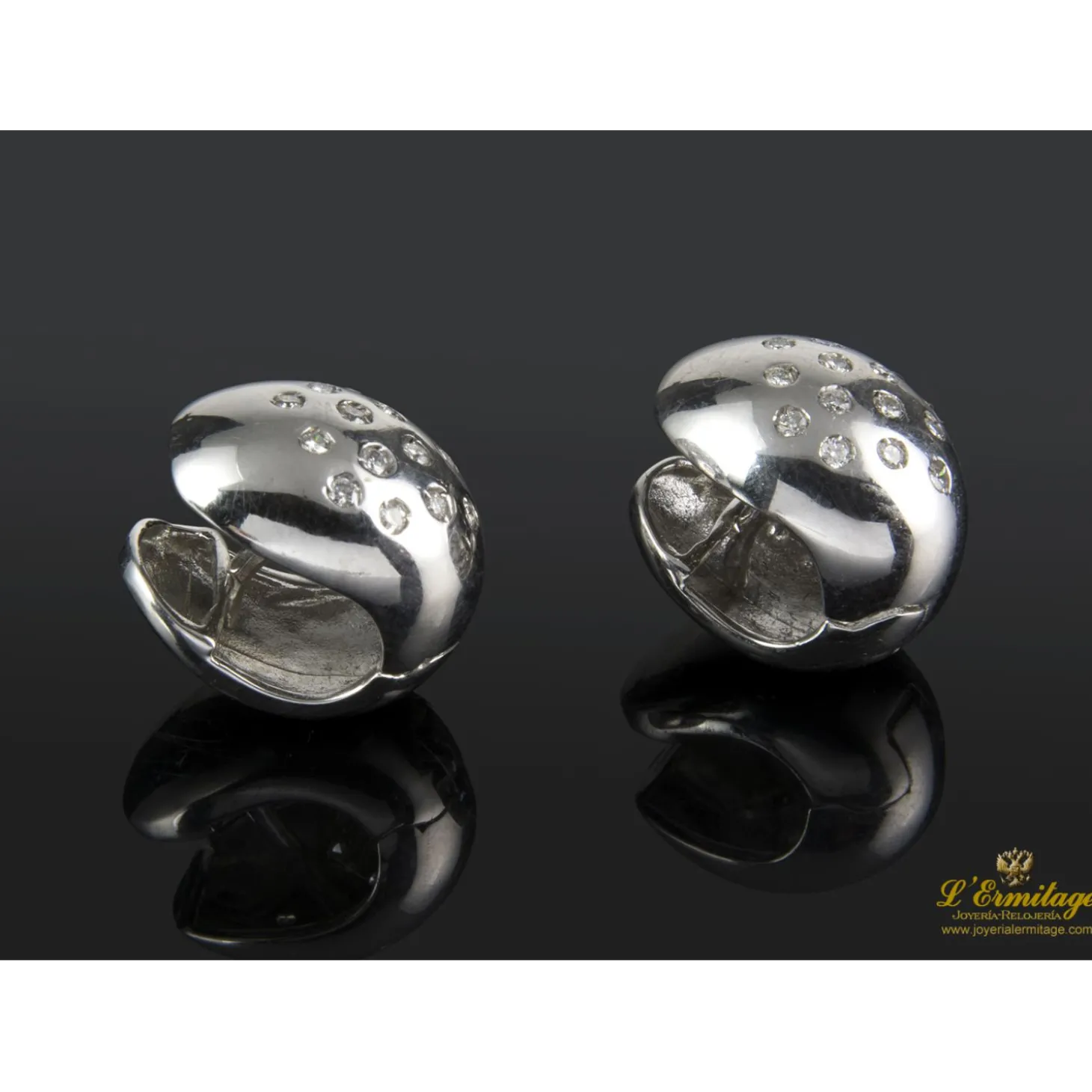 PENDIENTES Pendientes bombe realizados en oro blanco con brillantes.