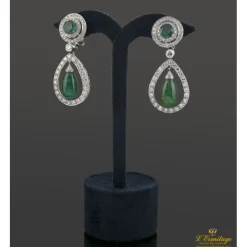 PENDIENTES Pendientes colgantes oro blanco diamantes y esmeraldas.