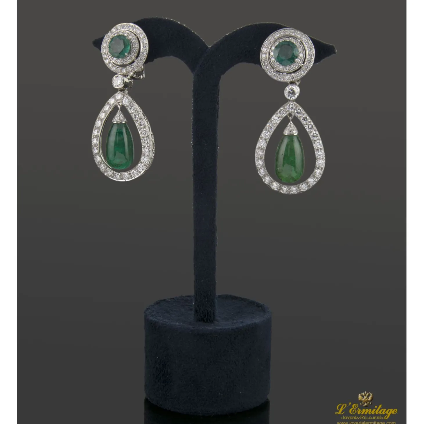 PENDIENTES Pendientes colgantes oro blanco diamantes y esmeraldas.