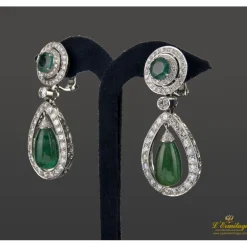 PENDIENTES Pendientes colgantes oro blanco diamantes y esmeraldas.