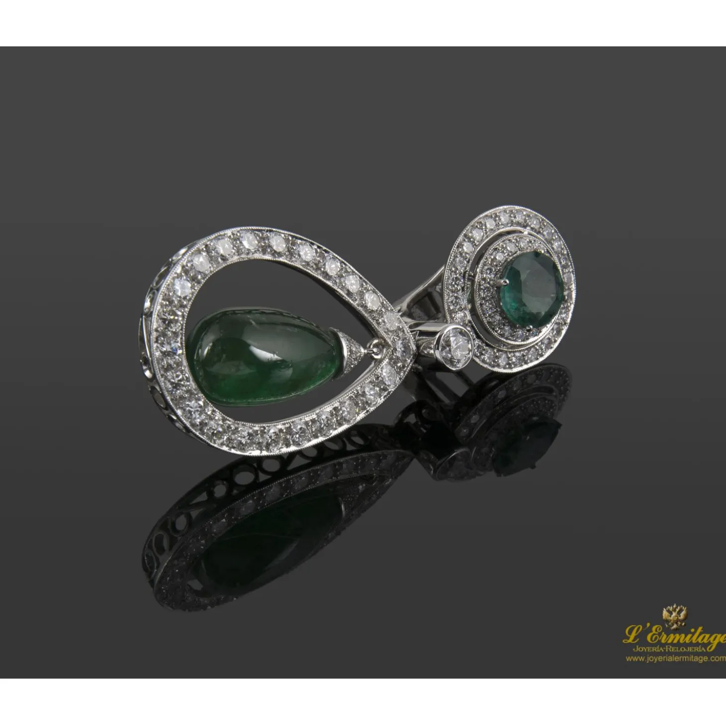 PENDIENTES Pendientes colgantes oro blanco diamantes y esmeraldas.