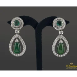 PENDIENTES Pendientes colgantes oro blanco diamantes y esmeraldas.