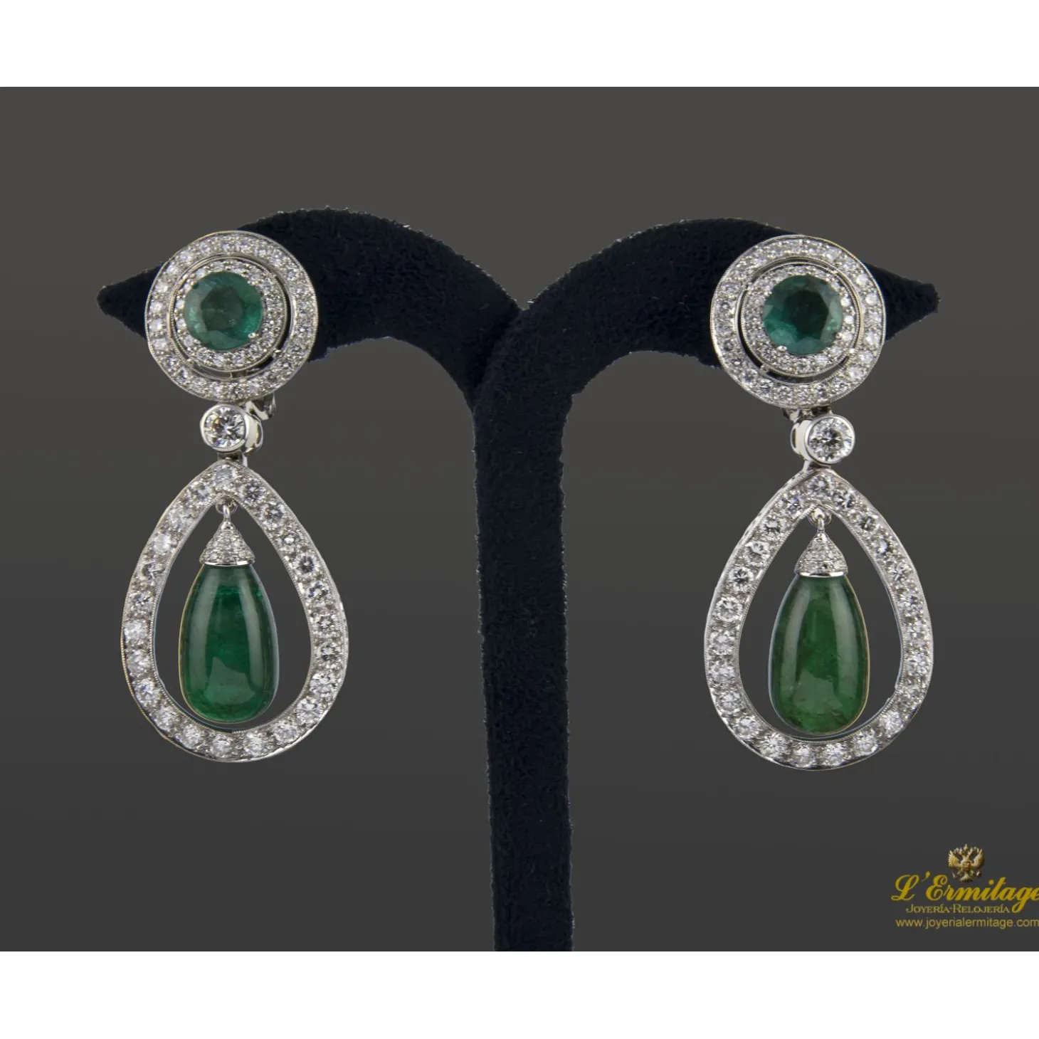PENDIENTES Pendientes colgantes oro blanco diamantes y esmeraldas.
