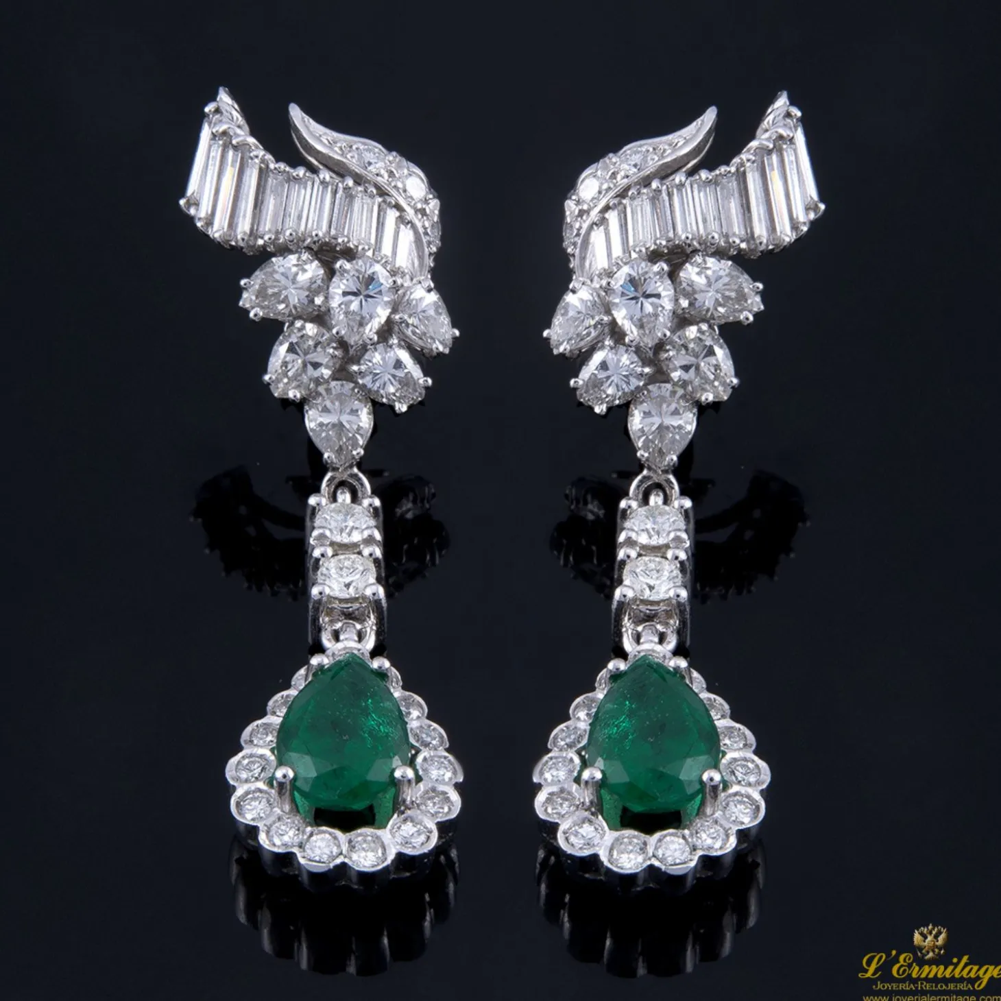 PENDIENTES Pendientes colgantes oro blanco esmeraldas y diamantes.