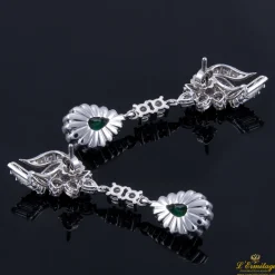 PENDIENTES Pendientes colgantes oro blanco esmeraldas y diamantes.