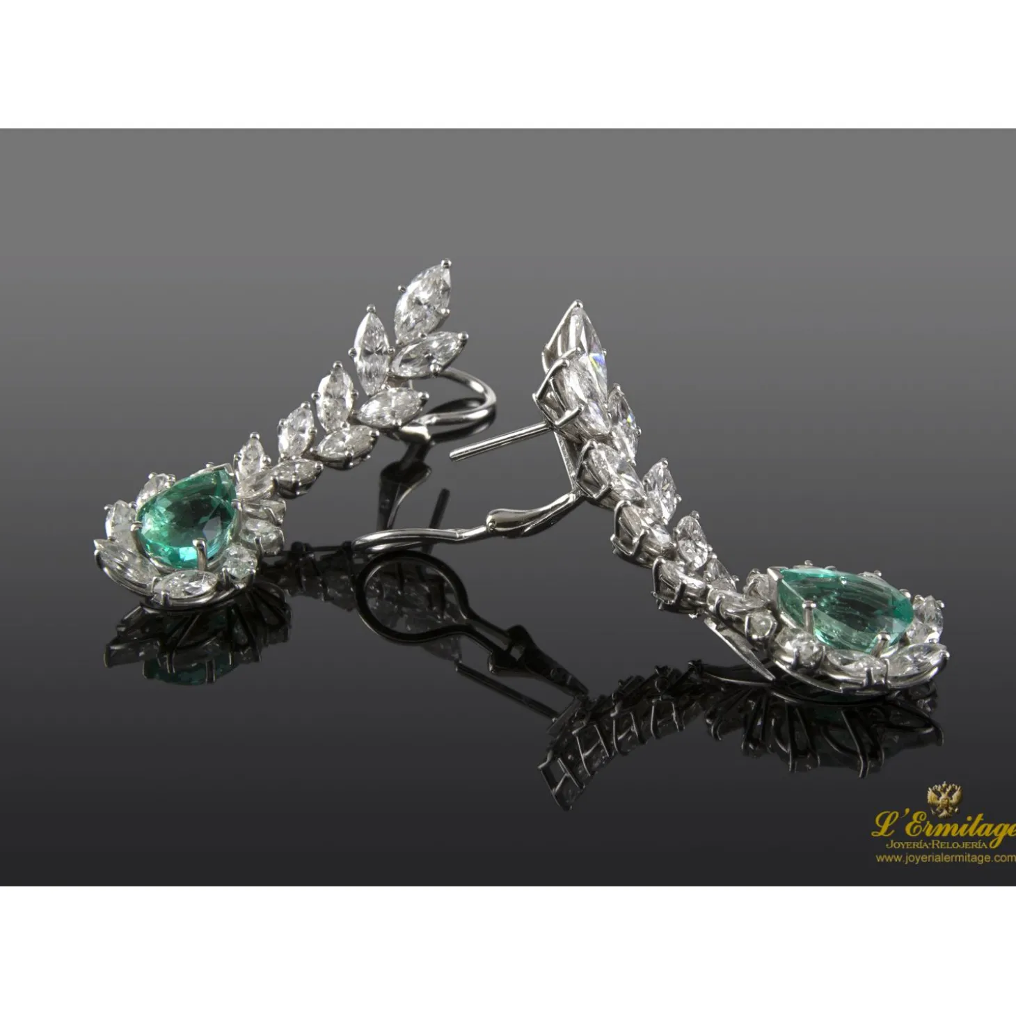 PENDIENTES Pendientes colgantes oro blanco esmeraldas y diamantes.