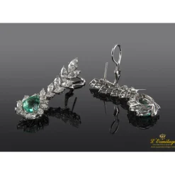 PENDIENTES Pendientes colgantes oro blanco esmeraldas y diamantes.