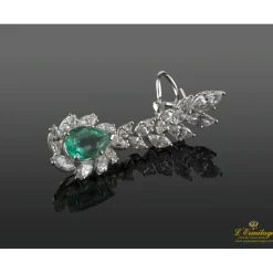 PENDIENTES Pendientes colgantes oro blanco esmeraldas y diamantes.