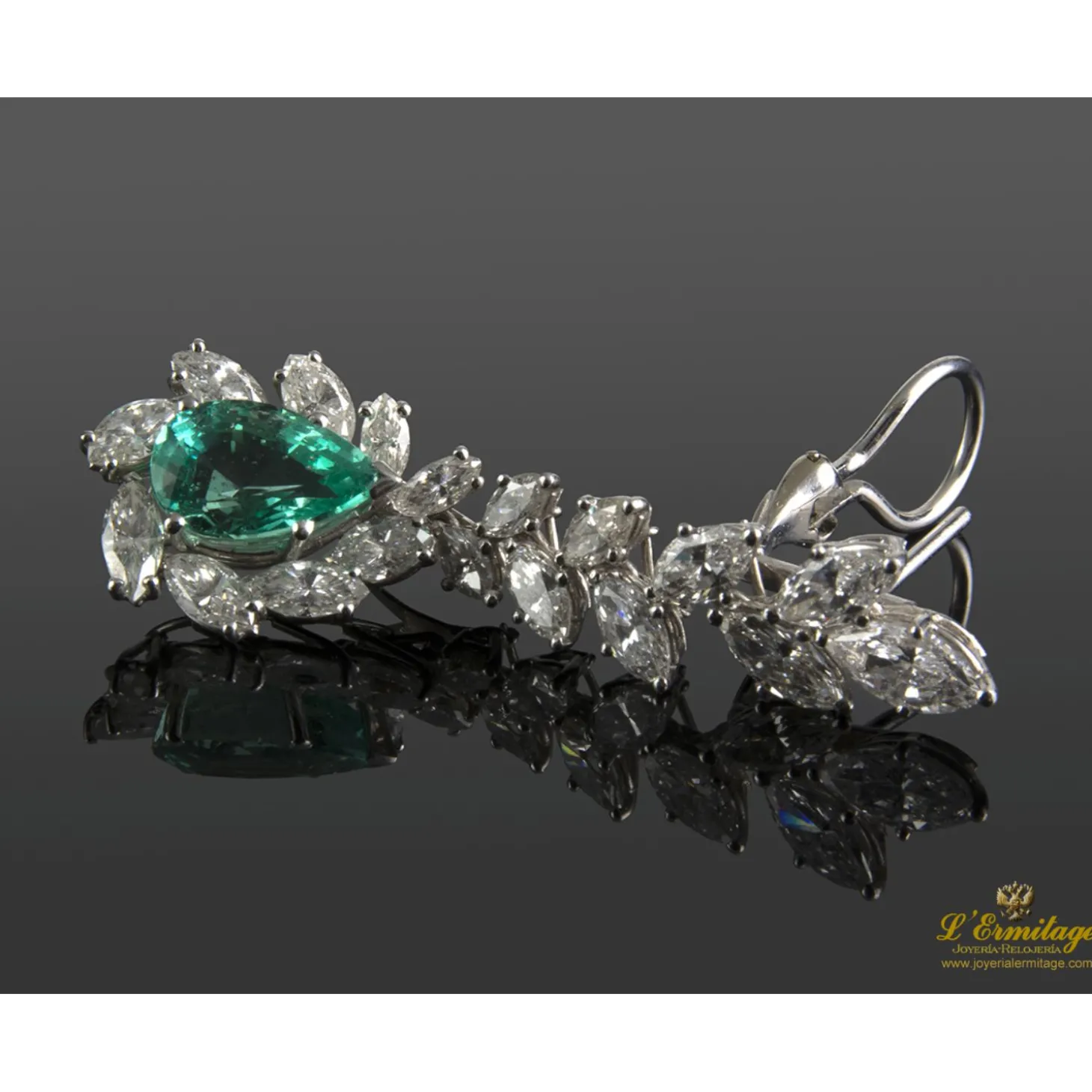 PENDIENTES Pendientes colgantes oro blanco esmeraldas y diamantes.