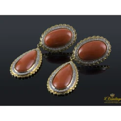 PENDIENTES Pendientes colgantes oro amarillo coral y diamantes.