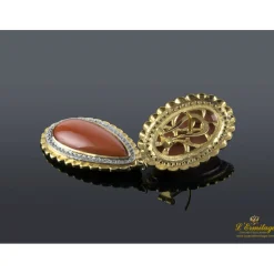 PENDIENTES Pendientes colgantes oro amarillo coral y diamantes.