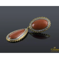 PENDIENTES Pendientes colgantes oro amarillo coral y diamantes.