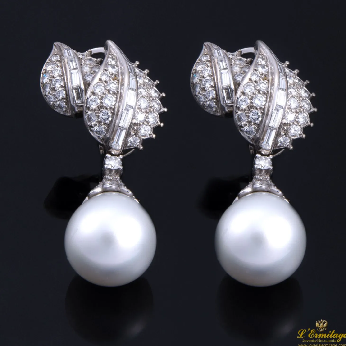 PENDIENTES Pendientes colgantes oro blanco diamantes y perlas australianas.