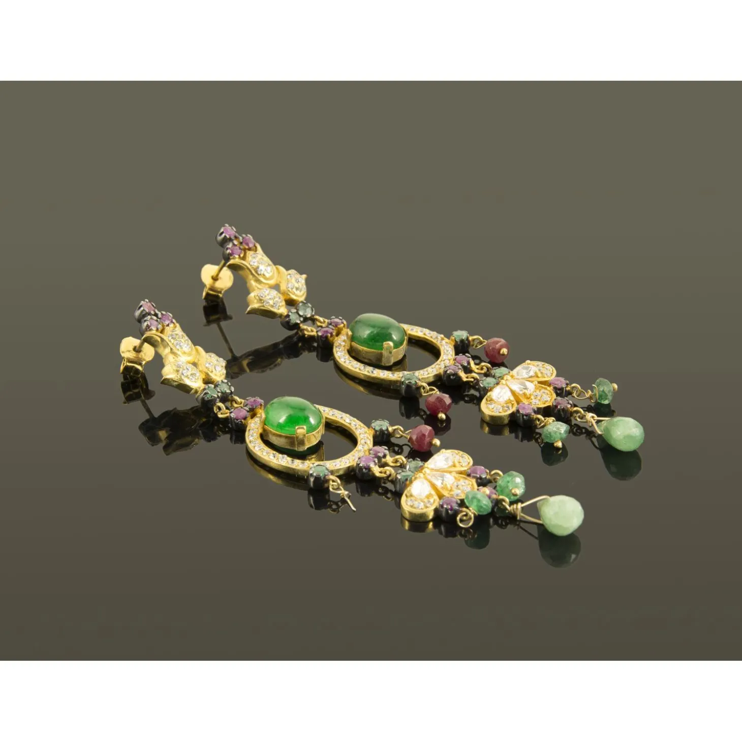 PENDIENTES Pendientes colgantes de origen indio oro amarillo esmeraldas rubíes y diamantes