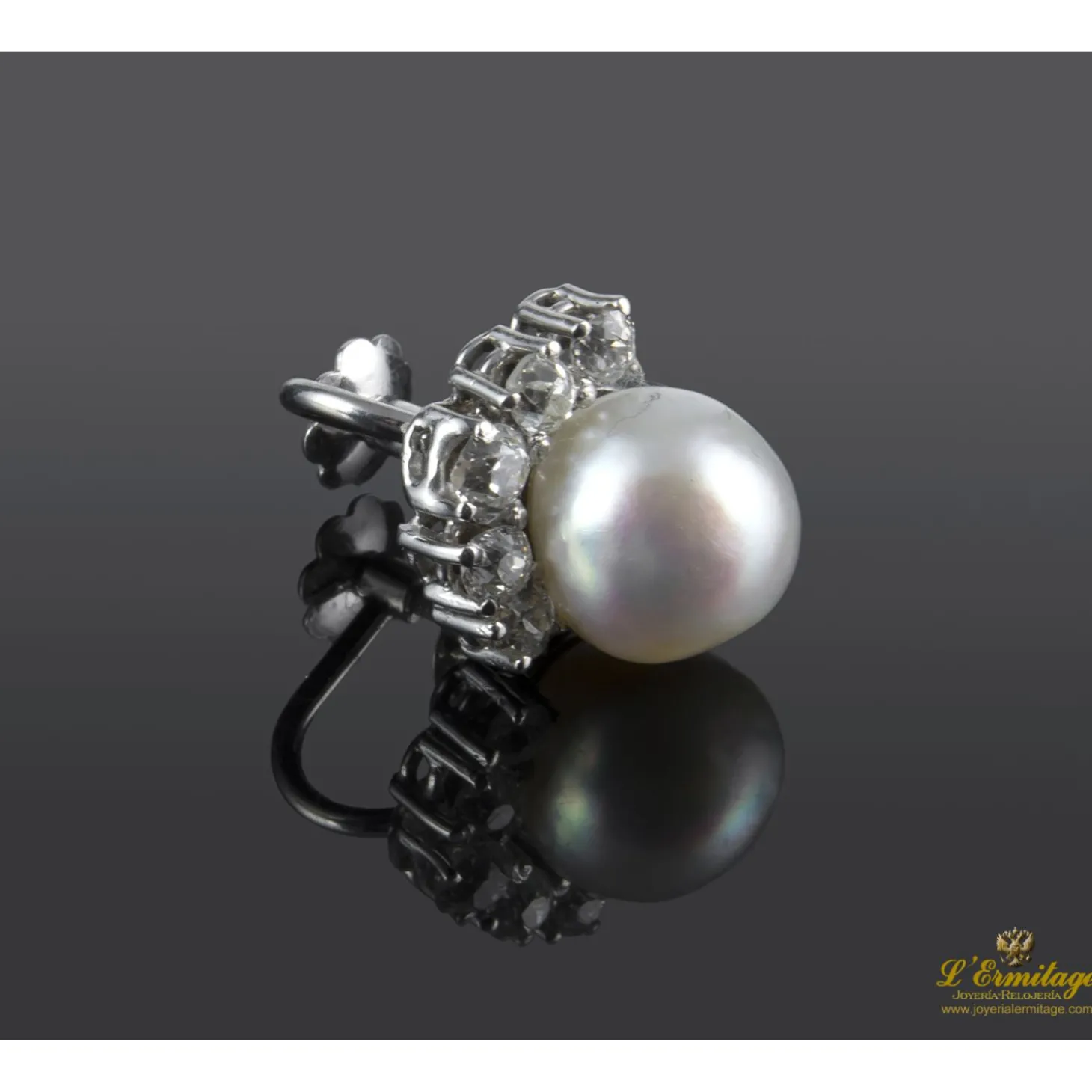 PENDIENTES Pendientes de perlas naturales realizados en oro blanco con medialuna de brillantes.
