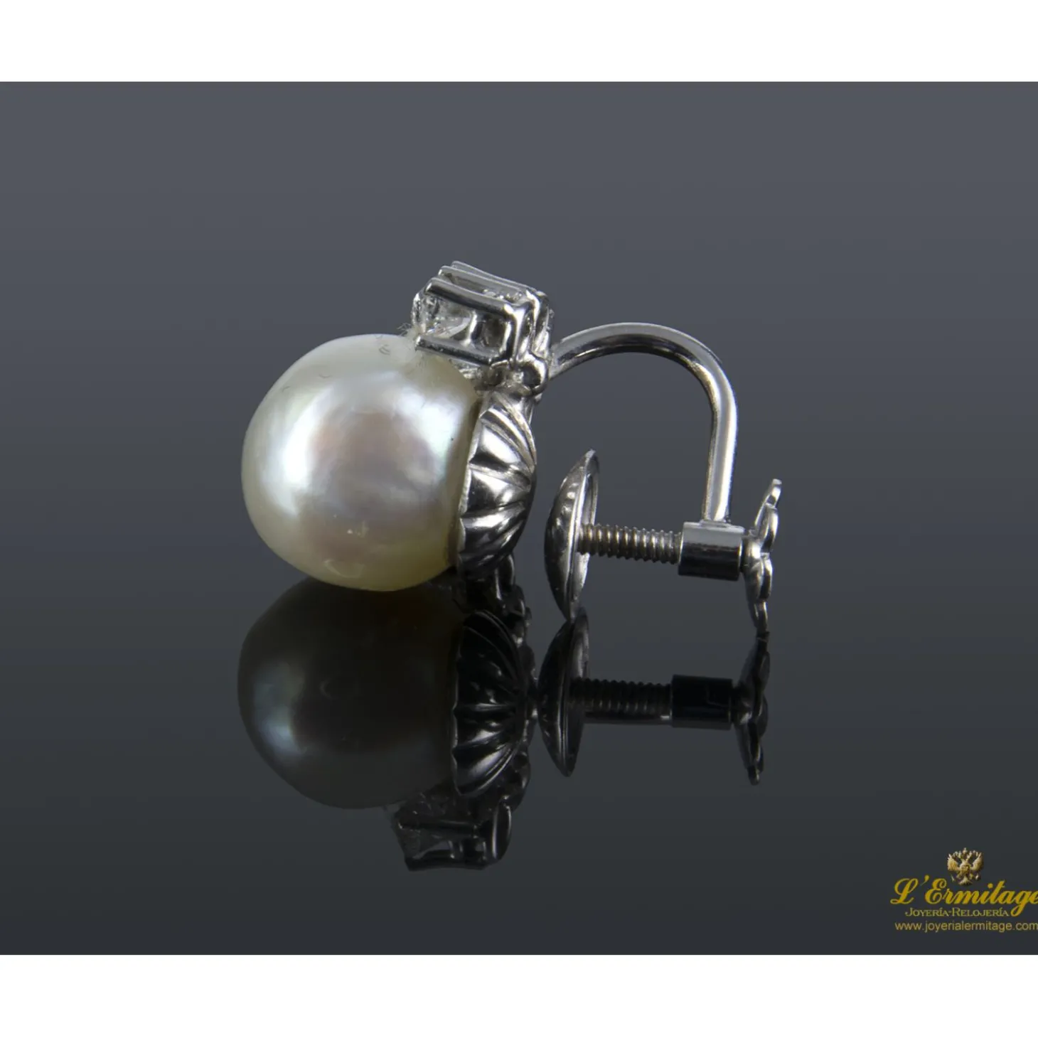 PENDIENTES Pendientes de perlas naturales realizados en oro blanco con medialuna de brillantes.