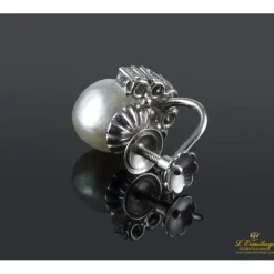 PENDIENTES Pendientes de perlas naturales realizados en oro blanco con medialuna de brillantes.