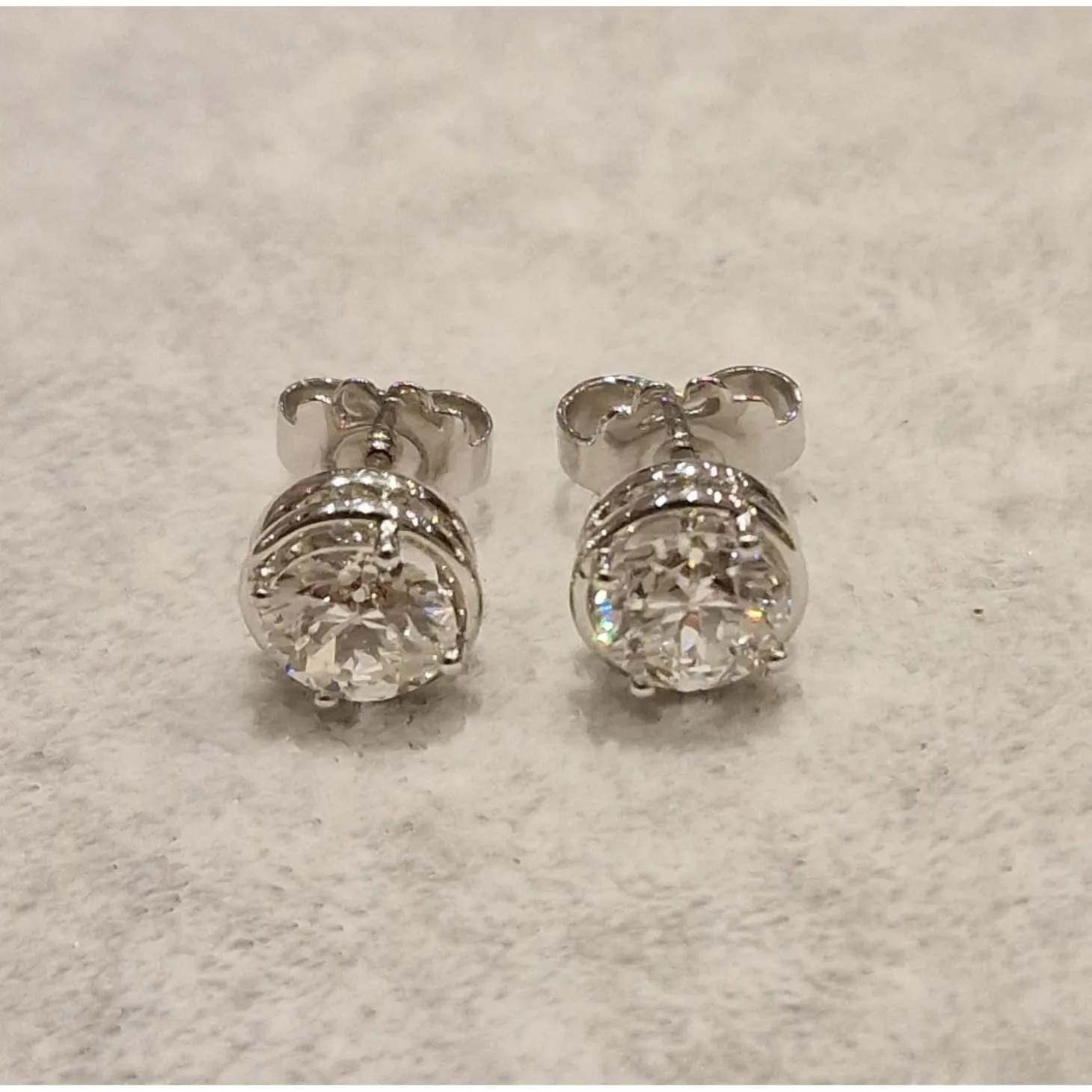 PENDIENTES Pendientes dormilonas en oro blanco y brillantes. Peso 3,79, color h, pureza vs1.