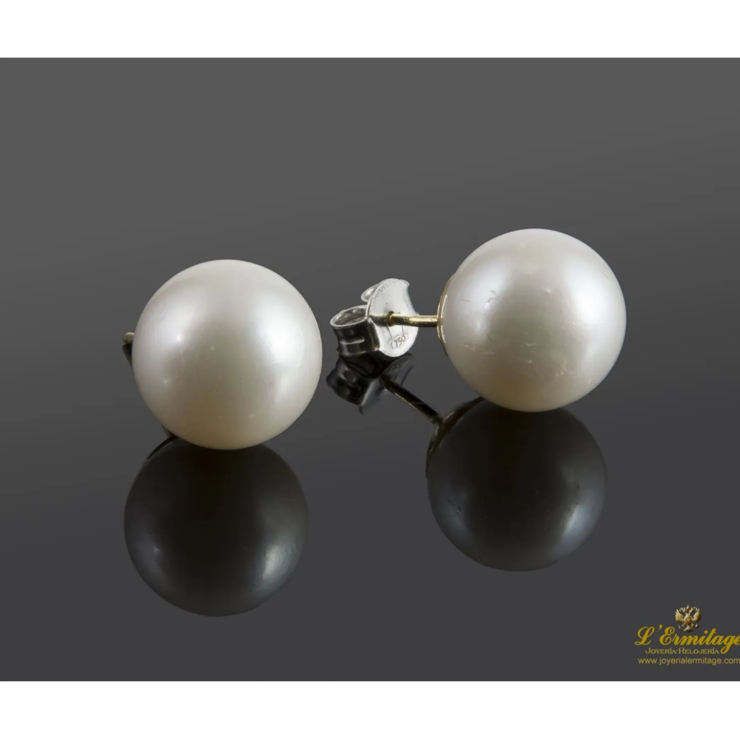 PENDIENTES Pendientes dormilonas de perlas montadas en oro amarillo.