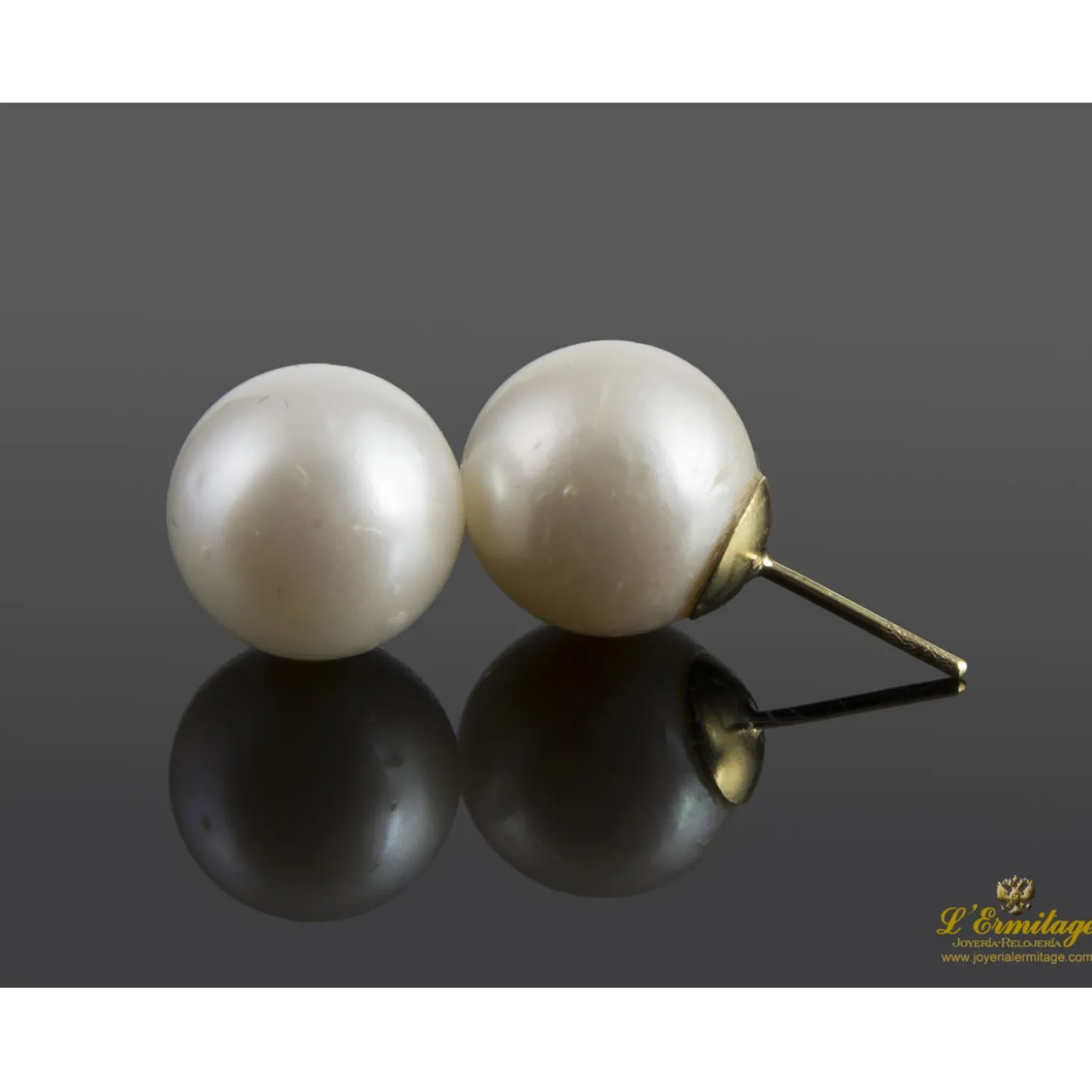 PENDIENTES Pendientes dormilonas de perlas montadas en oro amarillo.