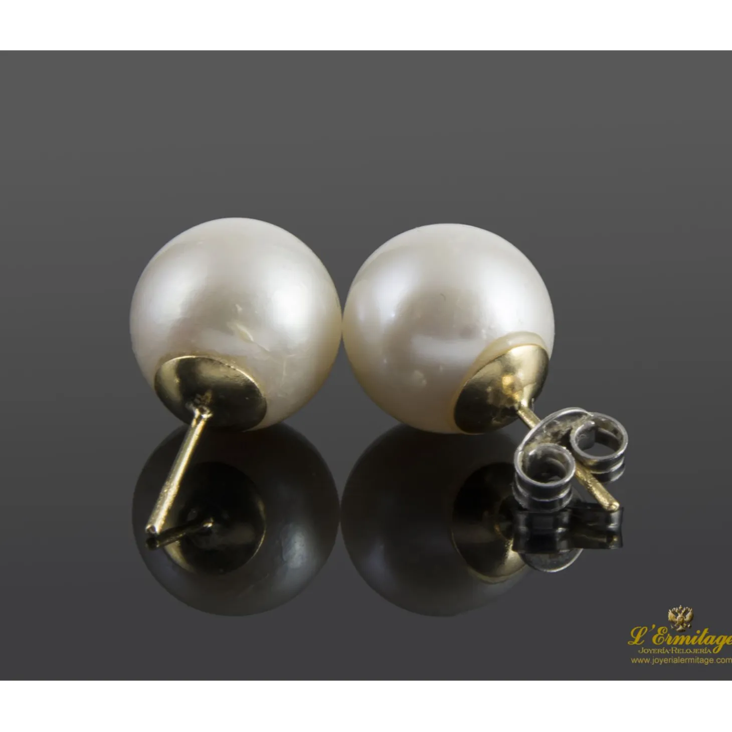 PENDIENTES Pendientes dormilonas de perlas montadas en oro amarillo.