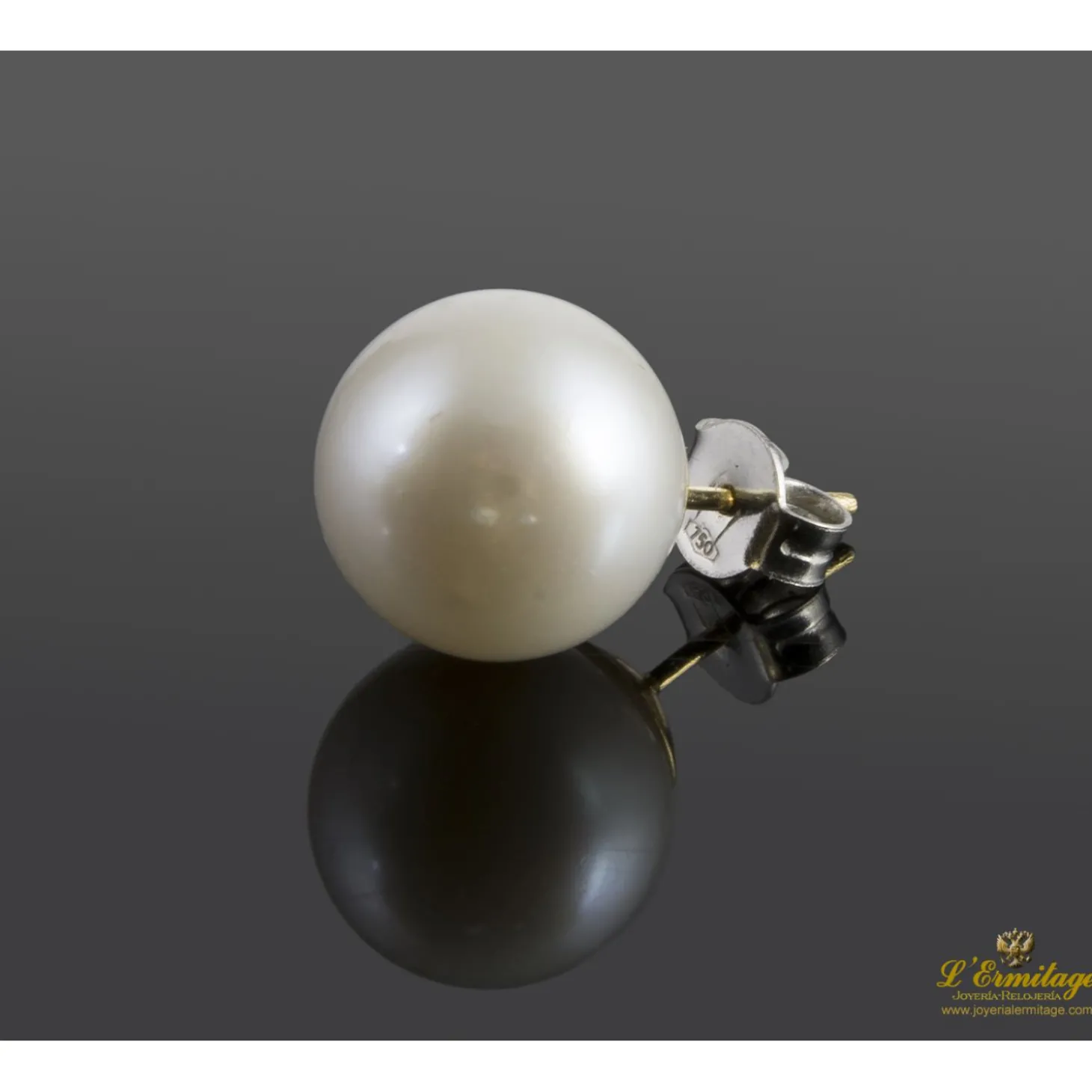 PENDIENTES Pendientes dormilonas de perlas montadas en oro amarillo.
