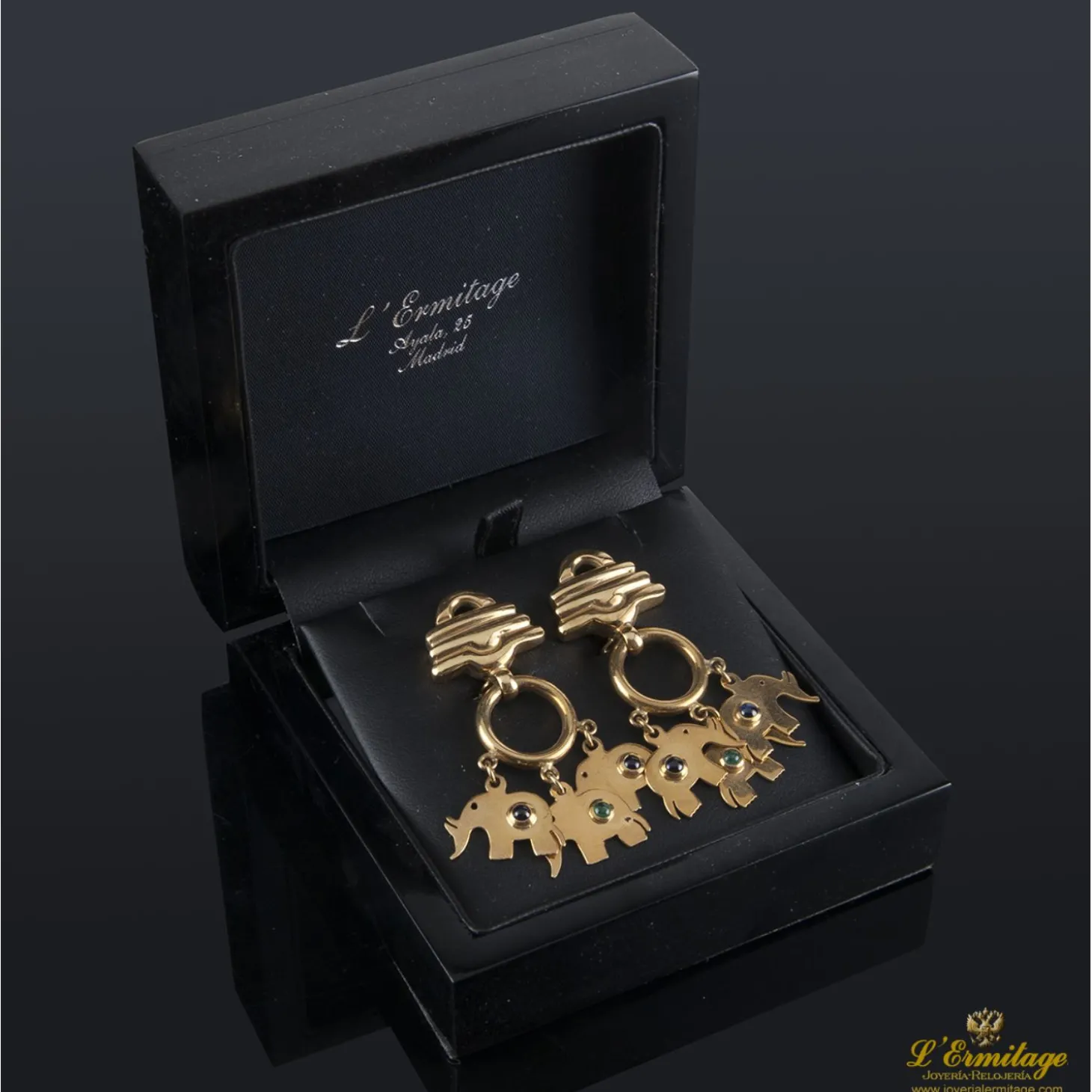 PENDIENTES Pendientes elefantes colgantes en oro amarillo, esmeraldas y zafiros.