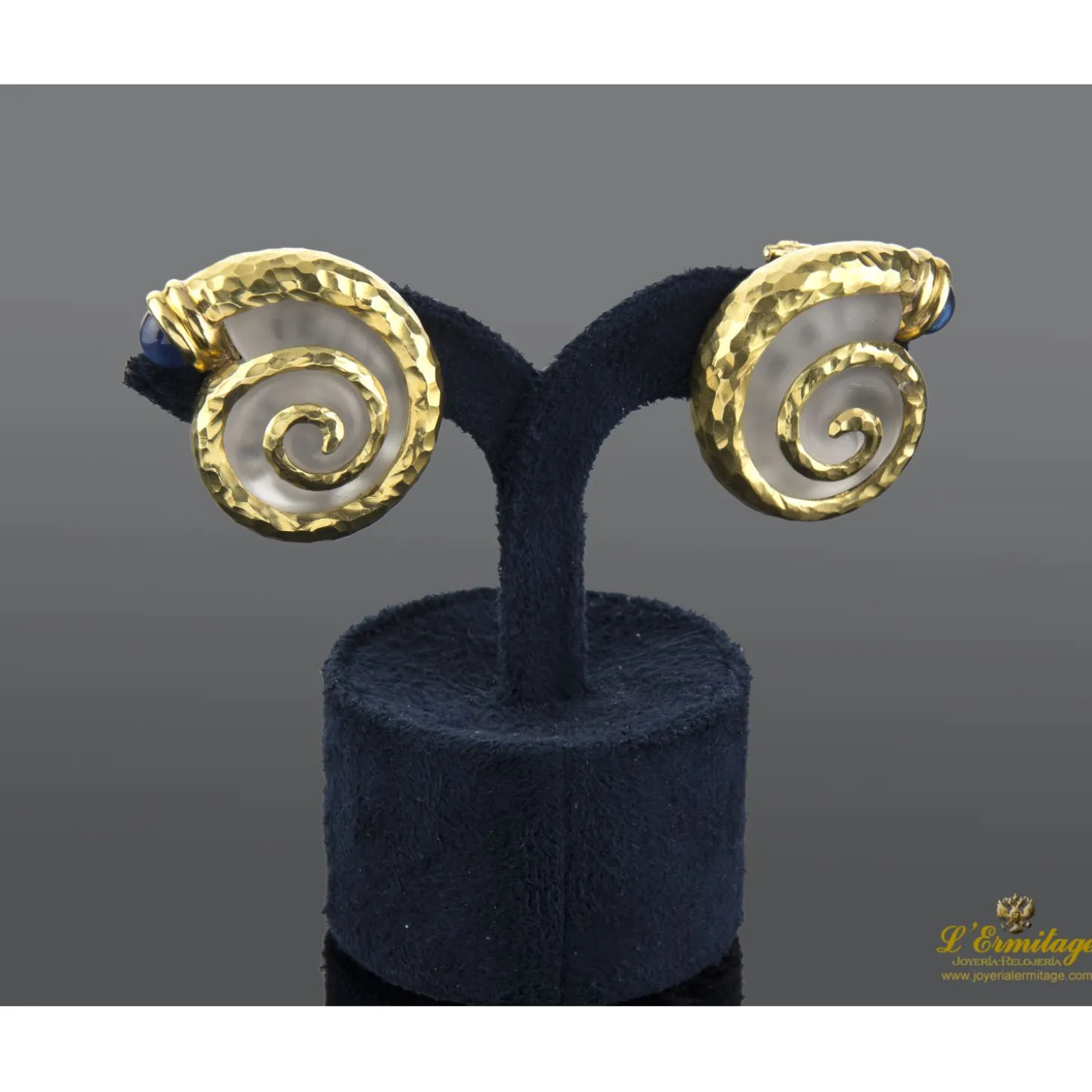 PENDIENTES Pendientes en forma de caracol oro amarillo, cristal de roca y zafiro. Diseñados por luis gil.