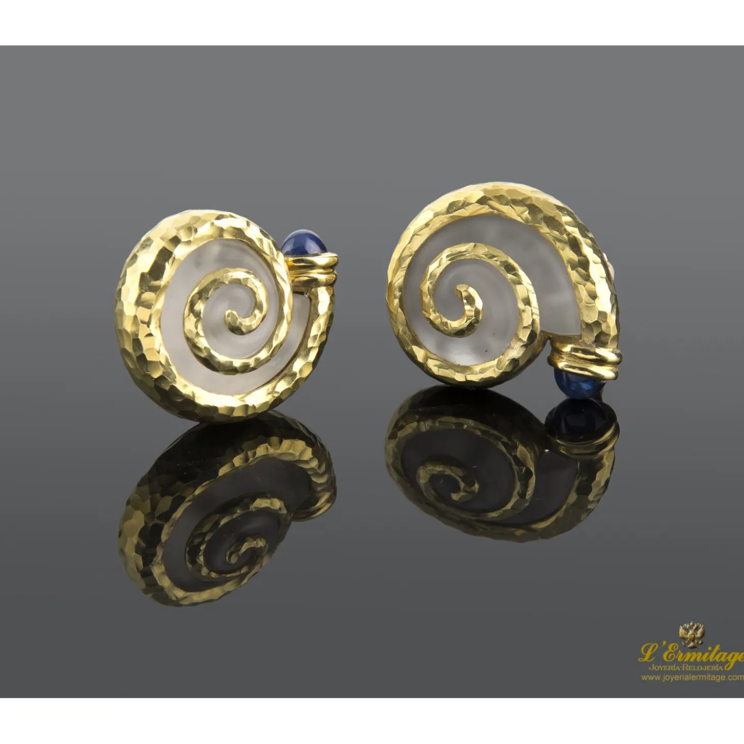 PENDIENTES Pendientes en forma de caracol oro amarillo, cristal de roca y zafiro. Diseñados por luis gil.