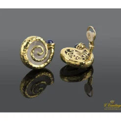 PENDIENTES Pendientes en forma de caracol oro amarillo, cristal de roca y zafiro. Diseñados por luis gil.
