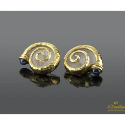 PENDIENTES Pendientes en forma de caracol oro amarillo, cristal de roca y zafiro. Diseñados por luis gil.