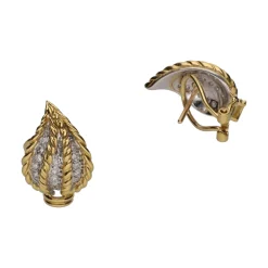 PENDIENTES Pendientes en forma de hoja en oro amarillo y brillantes.