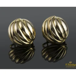 PENDIENTES Pendientes en forma de media bola con gallones, realizados en oro amarillo.