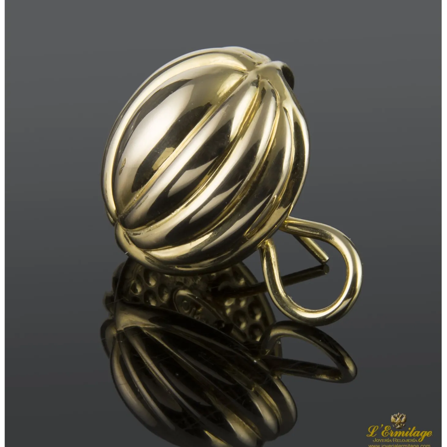 PENDIENTES Pendientes en forma de media bola con gallones, realizados en oro amarillo.