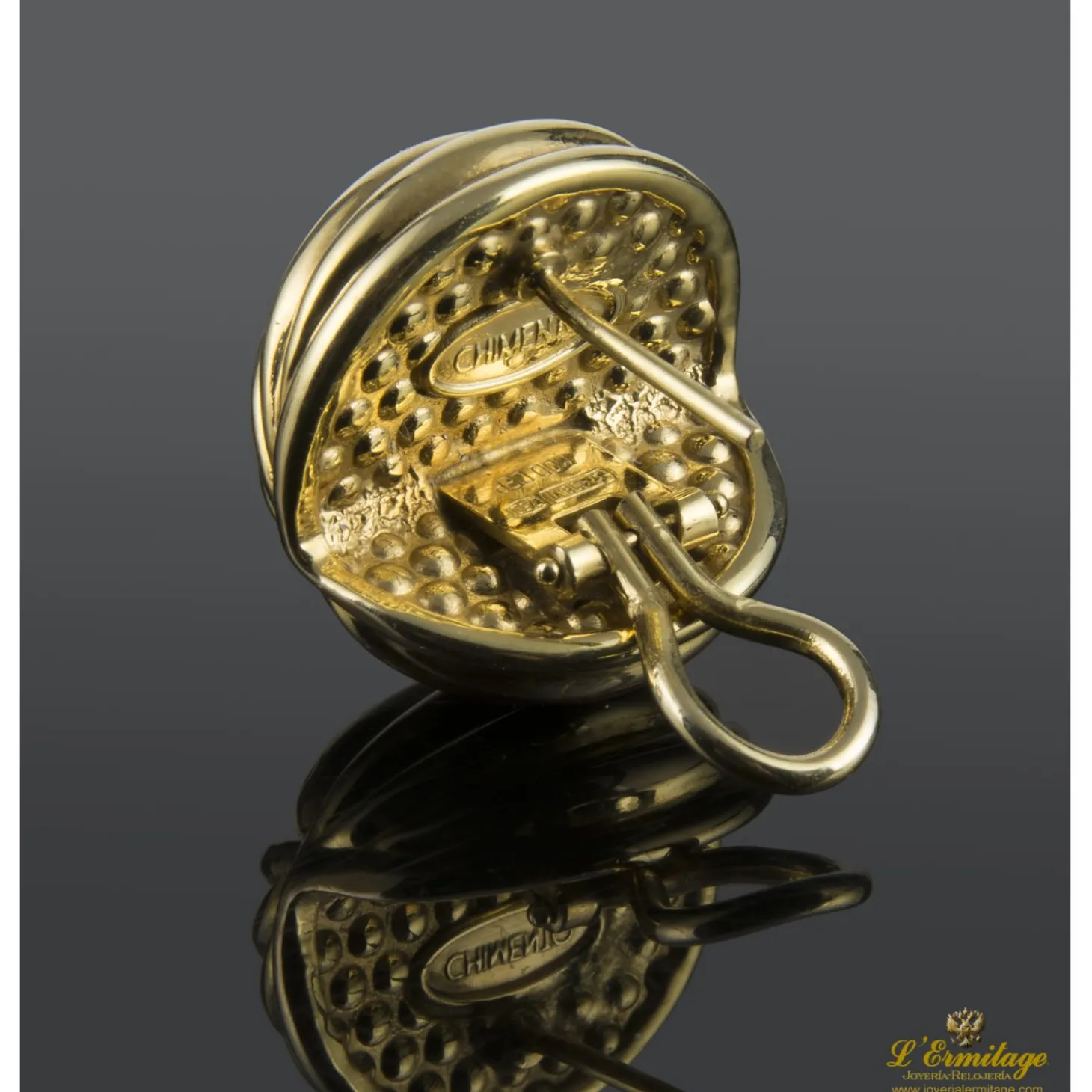 PENDIENTES Pendientes en forma de media bola con gallones, realizados en oro amarillo.