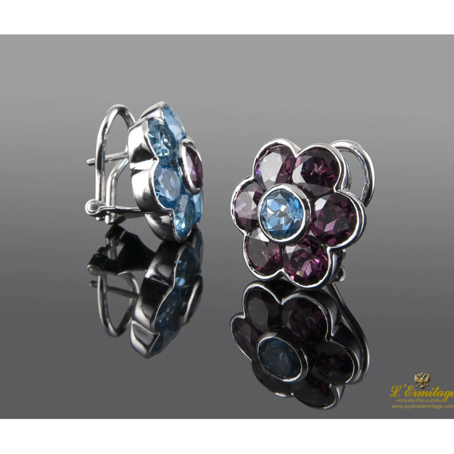 PENDIENTES Pendientes en forma de flor realizados en oro blanco. Presenta amatistas y topacios.