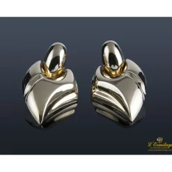 PENDIENTES Pendientes en forma de hoja realizados en oro amarillo.